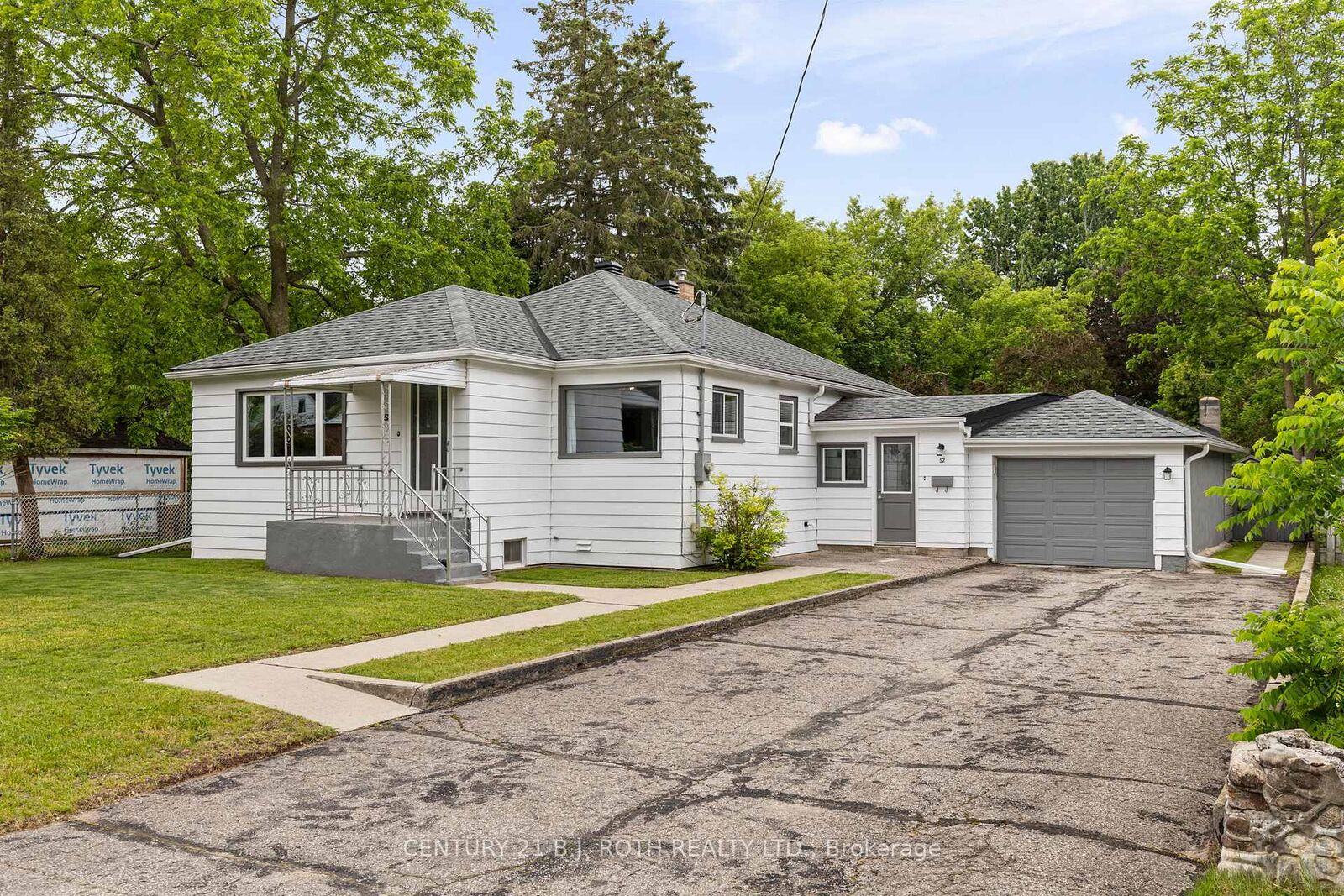 Property Photo: 52 Marcus Street ON L4N 3L8