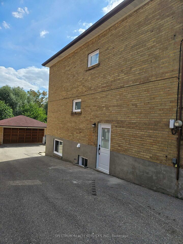 Property Photo: 49 Gotham Court Unit 1 ON M6M 2W9