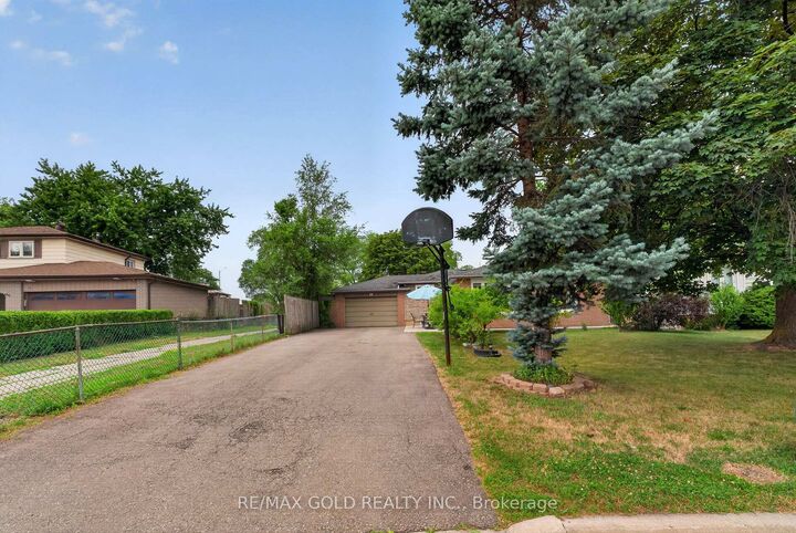 Property Photo: 32 Dunblaine Crescent ON L6T 3H2