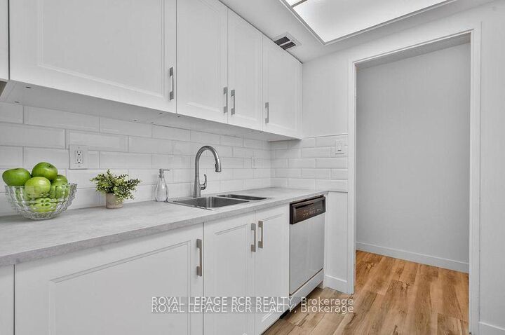 Property Photo:  1535 Lakeshore Road E 205  ON L5E 3E2 