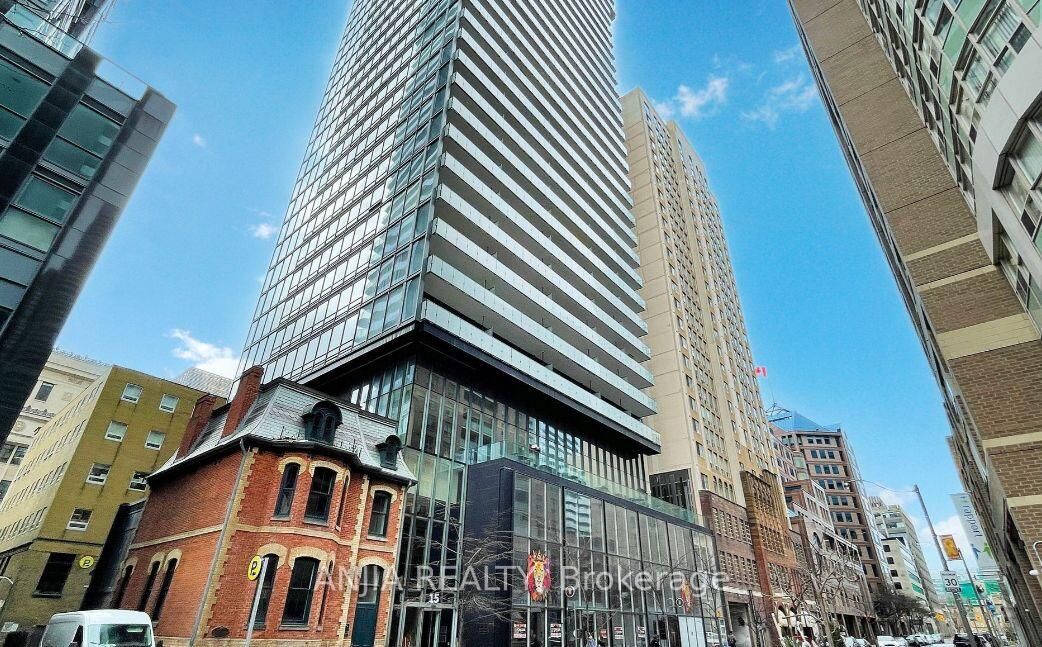 Property Photo: 15 Grenville Street 902 ON M4Y 0B9