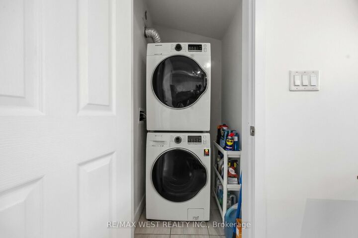 Property Photo:  6 Bicknell Avenue 1  ON M6M 0B4 