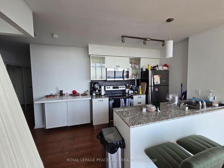 Property Photo: 38 Grenville Street 4103 ON M4Y 1A5