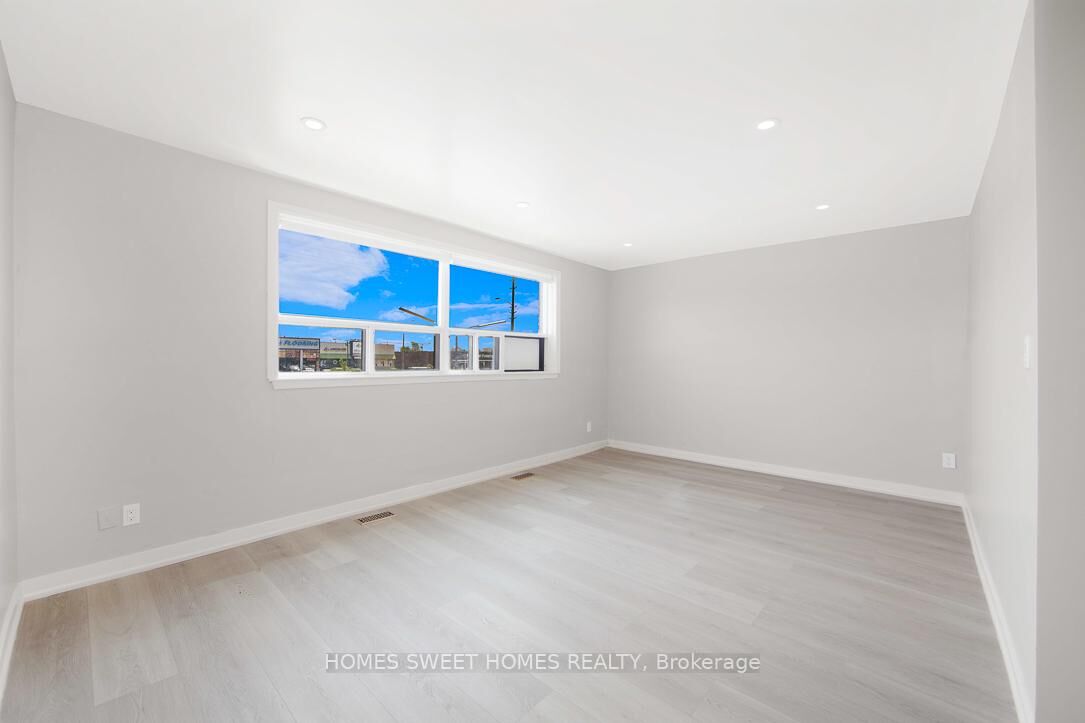 Property Photo: 1352 Kennedy Road A ON M1P 2L7