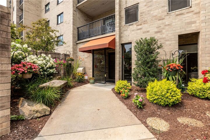 Property Photo:  1400 Smokey Wood Dr 406  PA 15218 