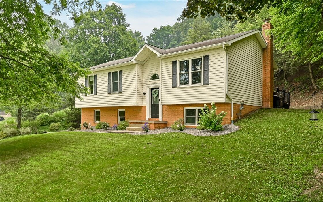 Property Photo: 158 Dwellington Dr PA 16059