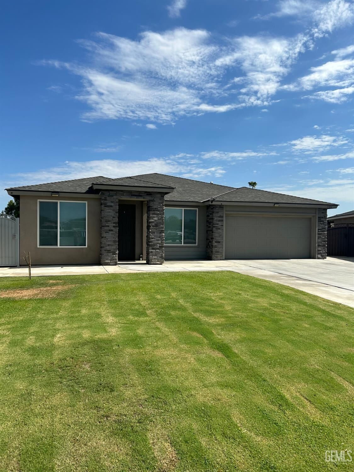 Property Photo:  1304 Alder Glen Street  CA 93307 