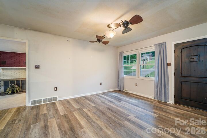 Property Photo: 6 Hillview Circle NC 28805