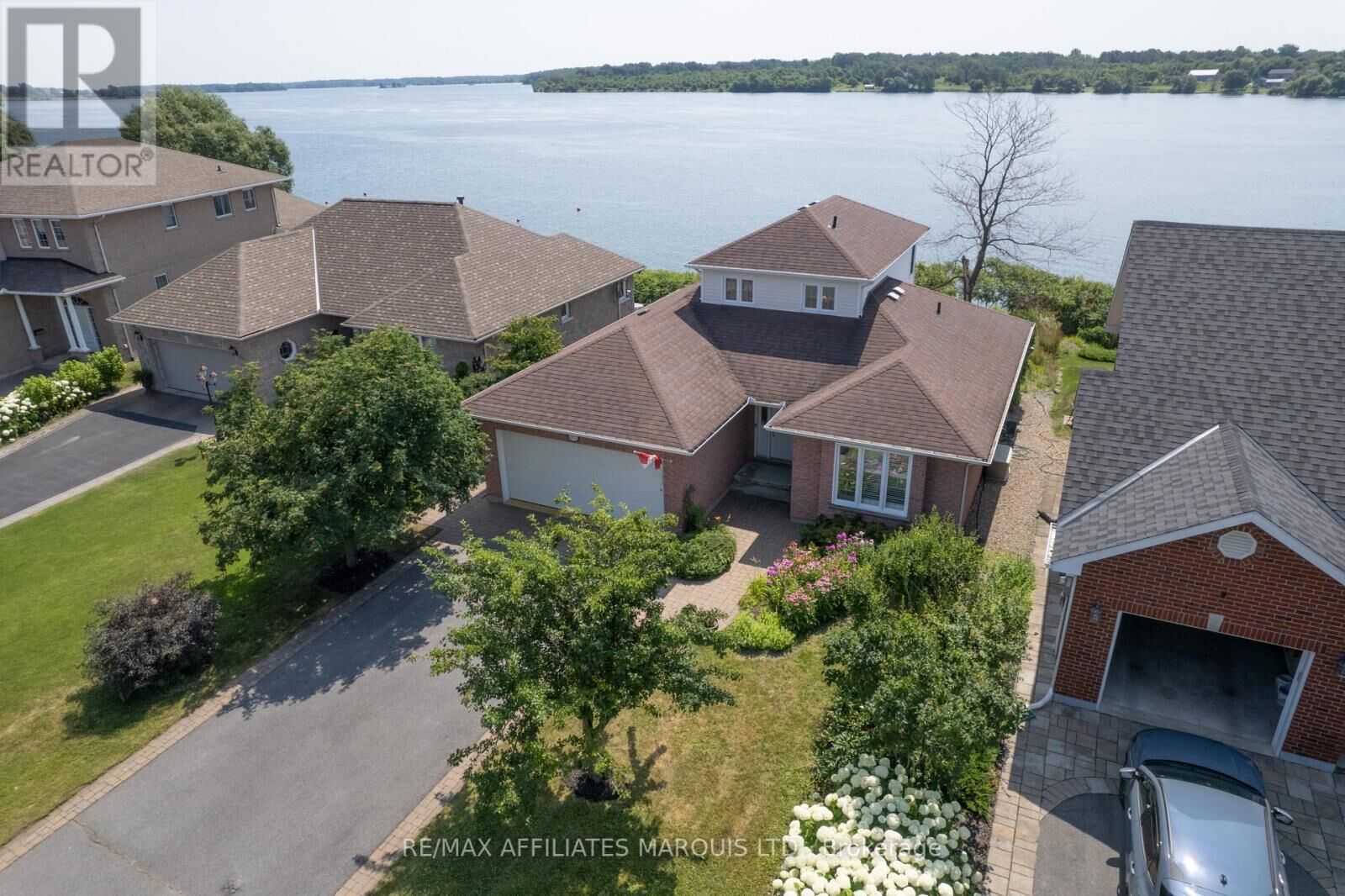 Property Photo: 1172 Kirkman Court ON K6H 5E2
