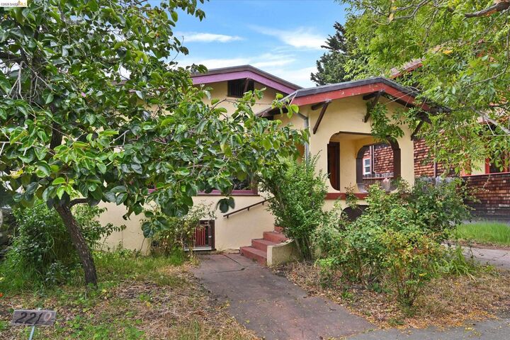 Property Photo: 2219 Derby St CA 94705