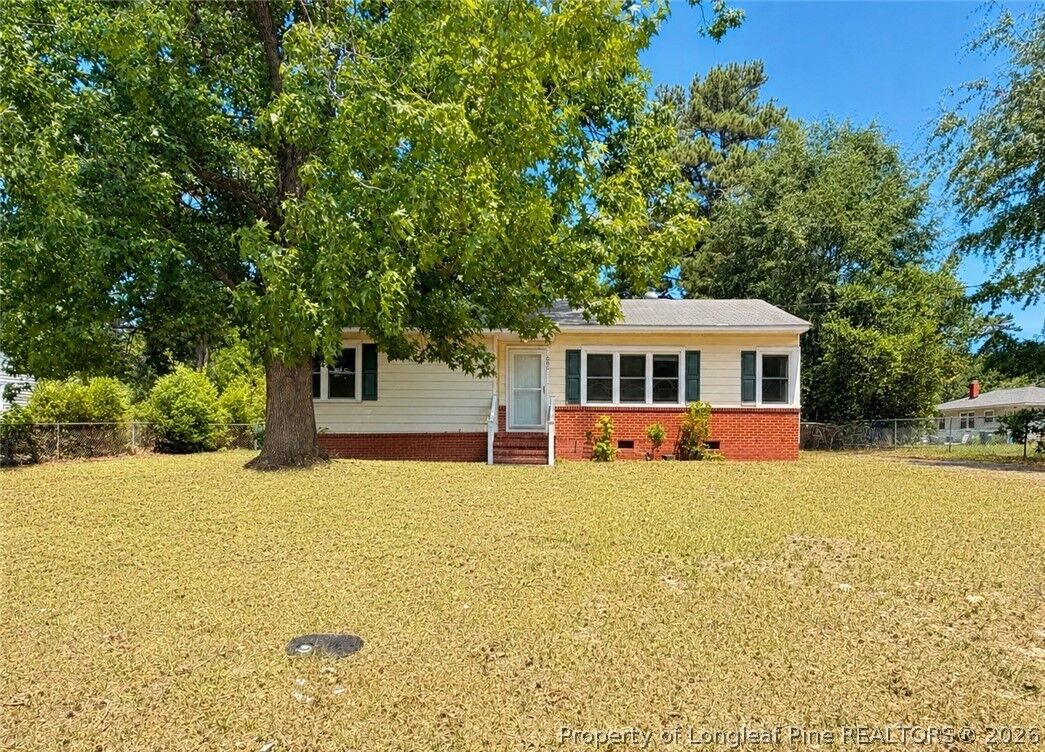 Property Photo: 1006 Sandalwood Drive NC 28304
