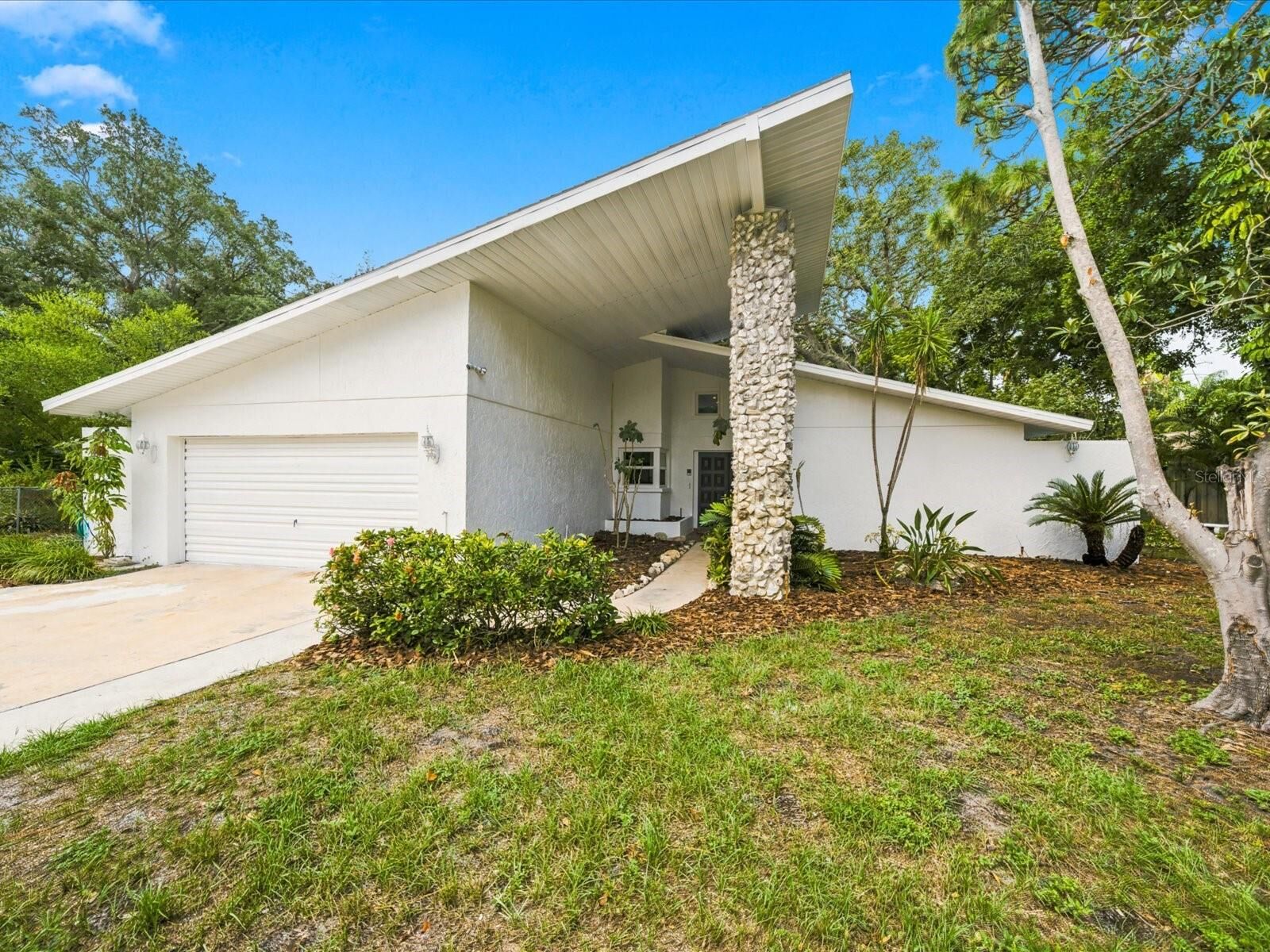 Property Photo: 419 Wayfarer Court FL 34689