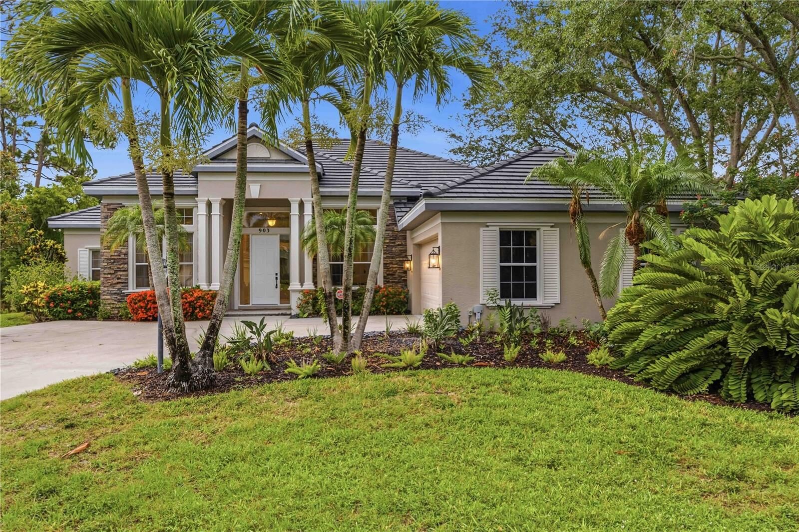 Property Photo:  903 Tranquility Circle  FL 34229 