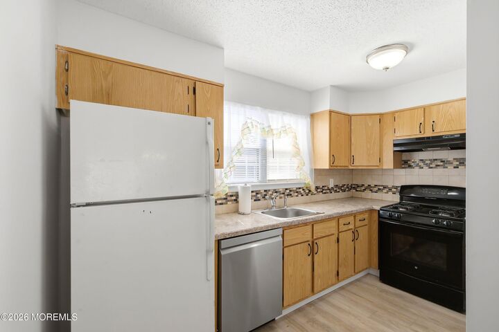 Property Photo:  39 Datchet Close  NJ 07728 