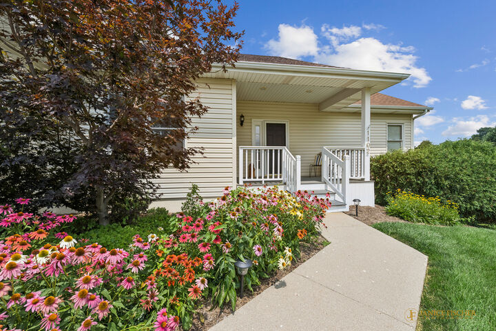 Property Photo: 1102 Joseph Circle IL 60051