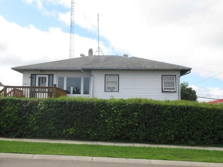 10211 102 Avenue — photo 1