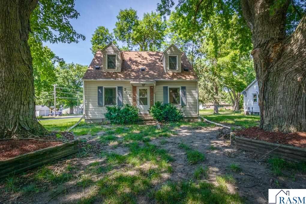 Property Photo:  701 E Blue Earth Street  MN 56055 