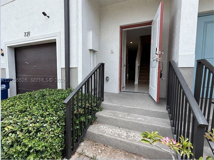 Property Photo:  721 SW 11th St  FL 33034 