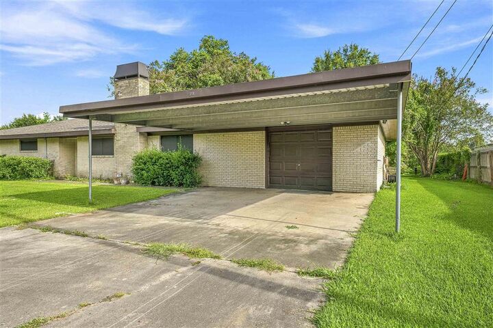 Property Photo: 211 W Lagrange Street W LA 70605
