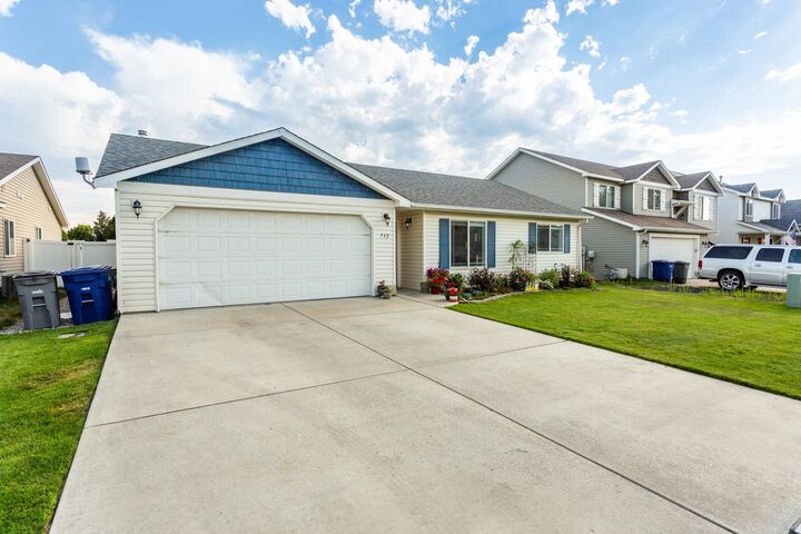 Property Photo: 732 E Carrie Dr WA 99022