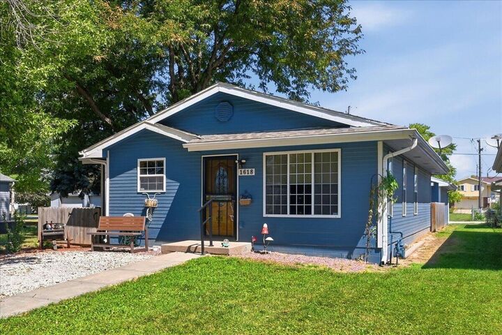 Property Photo:  1618 Avenue K  IA 51501 
