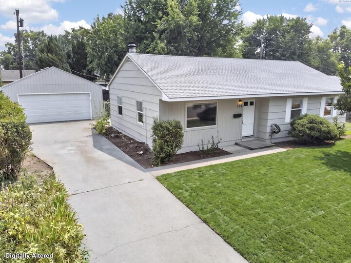 Property Photo:  704 Cedar Ave  WA 99352 