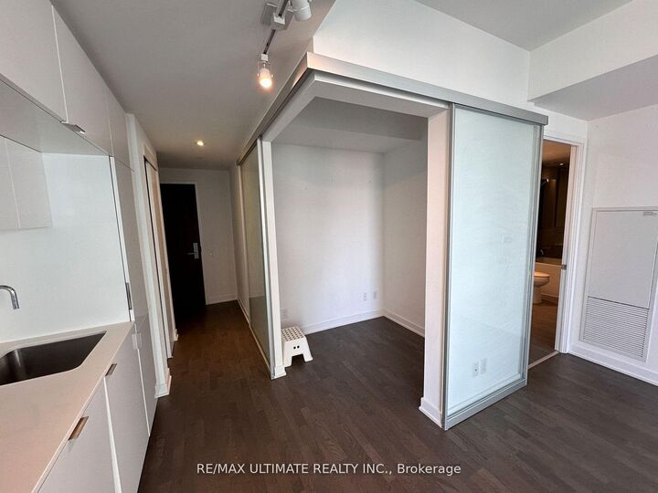 Property Photo:  185 Roehampton Avenue 1902  ON M4P 1R4 