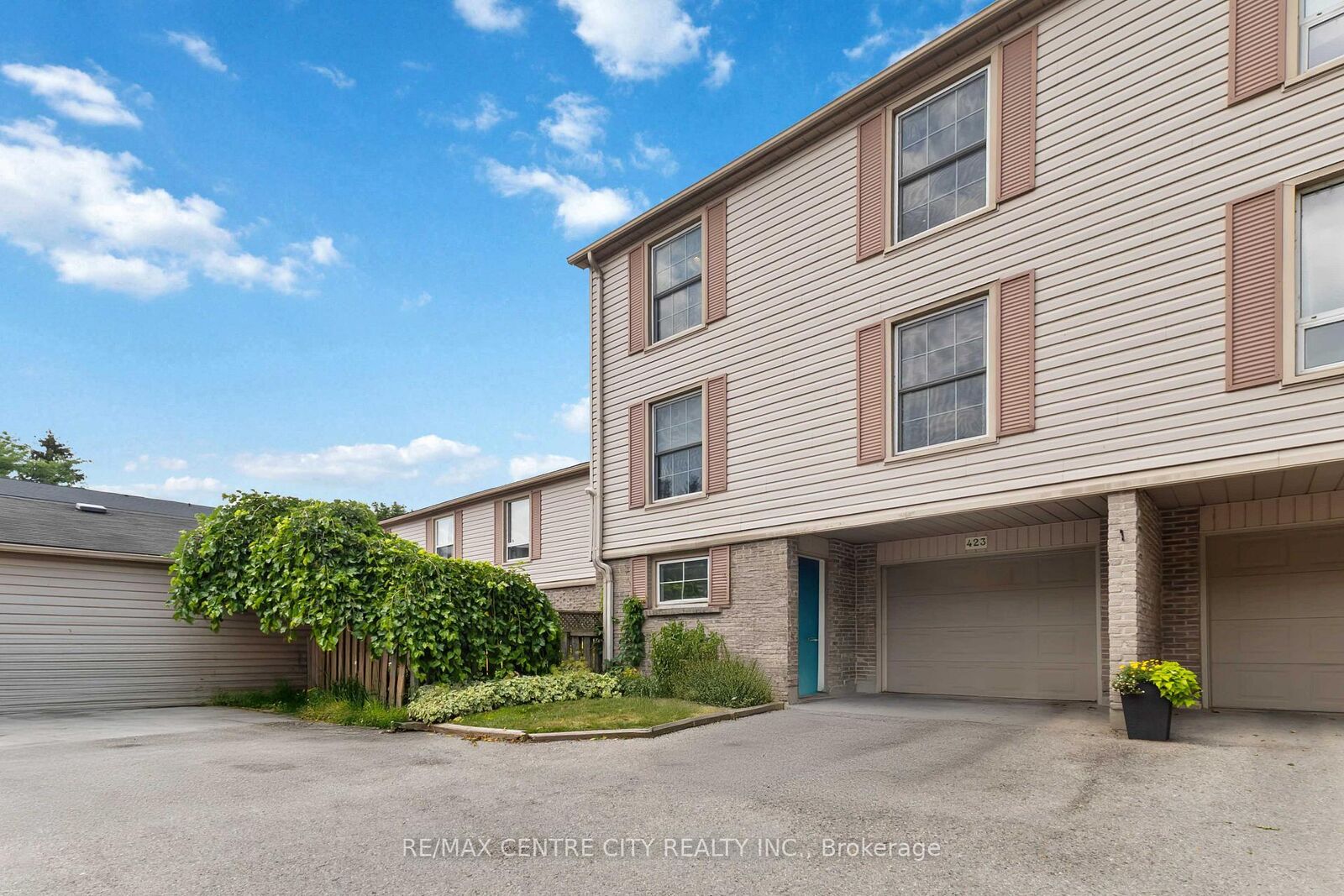 Property Photo: 423 Everglade Crescent ON N6H 4M8