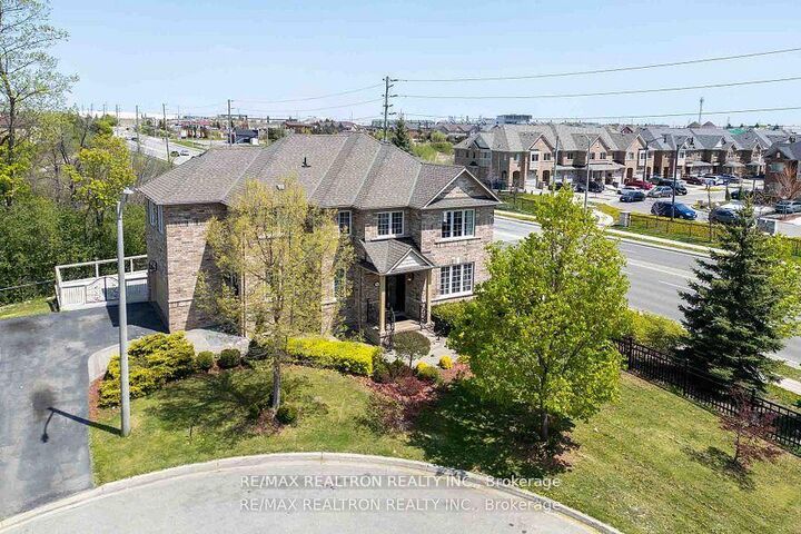 Property Photo: 12 Edgevalley Court ON L6P 2P8
