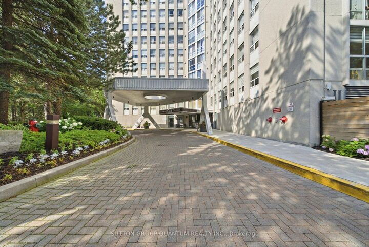 Property Photo: 3650 Kaneff Crescent 304 ON L5A 4A1