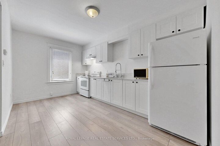 Property Photo:  119 Essex Street Main  ON M6G 1T4 
