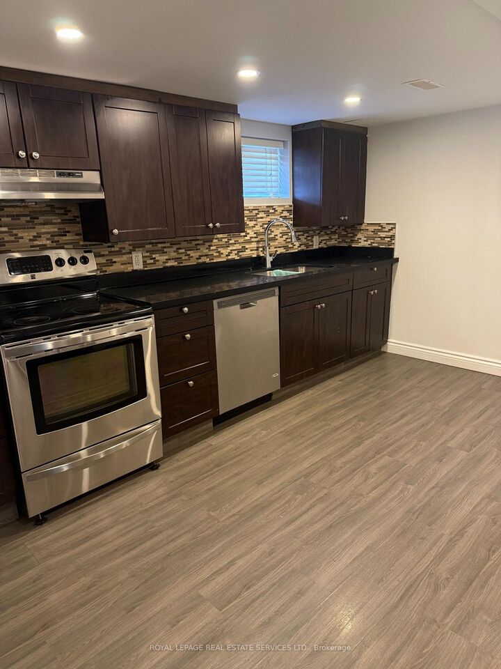 Photo de la propriété:  188 Walter Avenue S Bsmt  ON L8K 3L2 