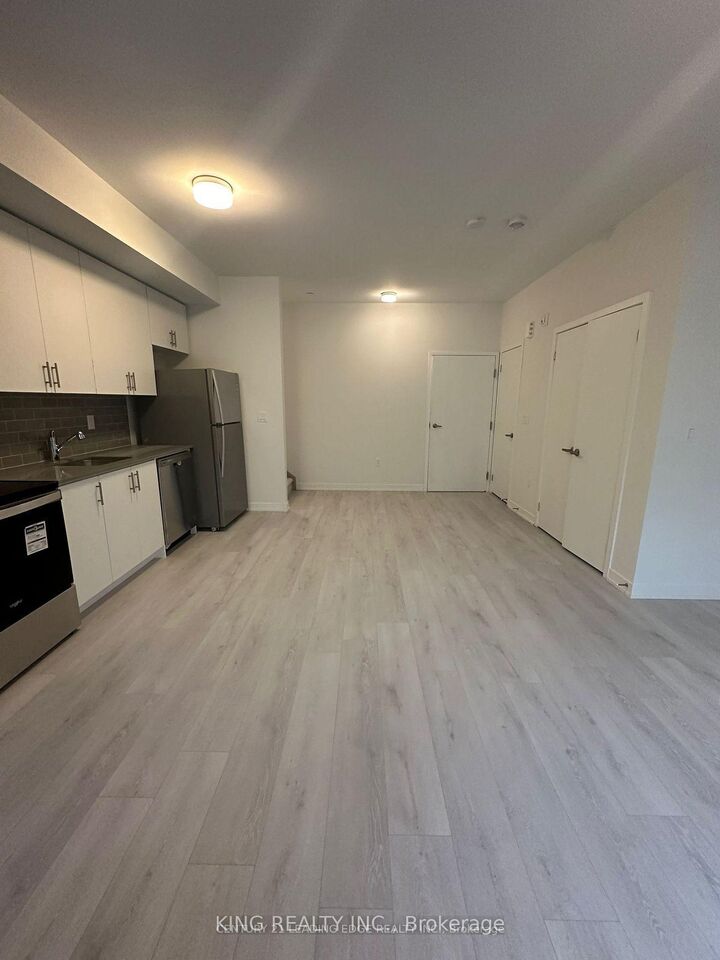 Property Photo: 3409 Ridgeway Drive 32 ON L5L 0B9