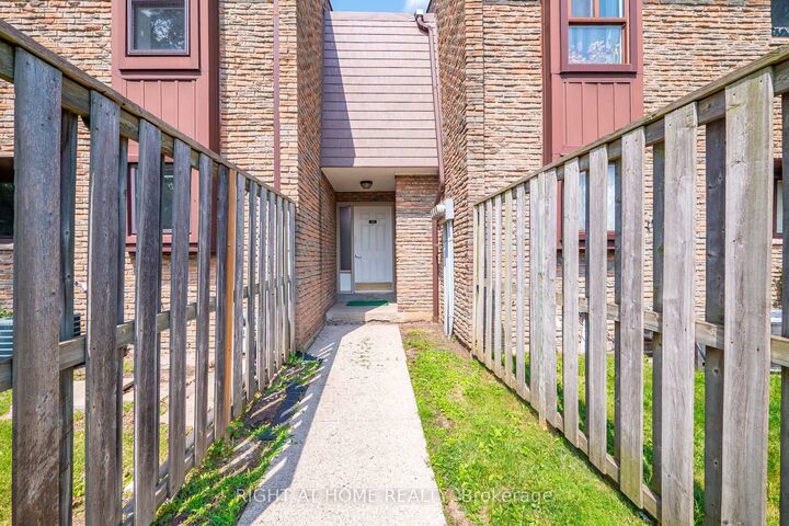 Property Photo: 2605 Woodchester Drive 5 ON L5K 2E3