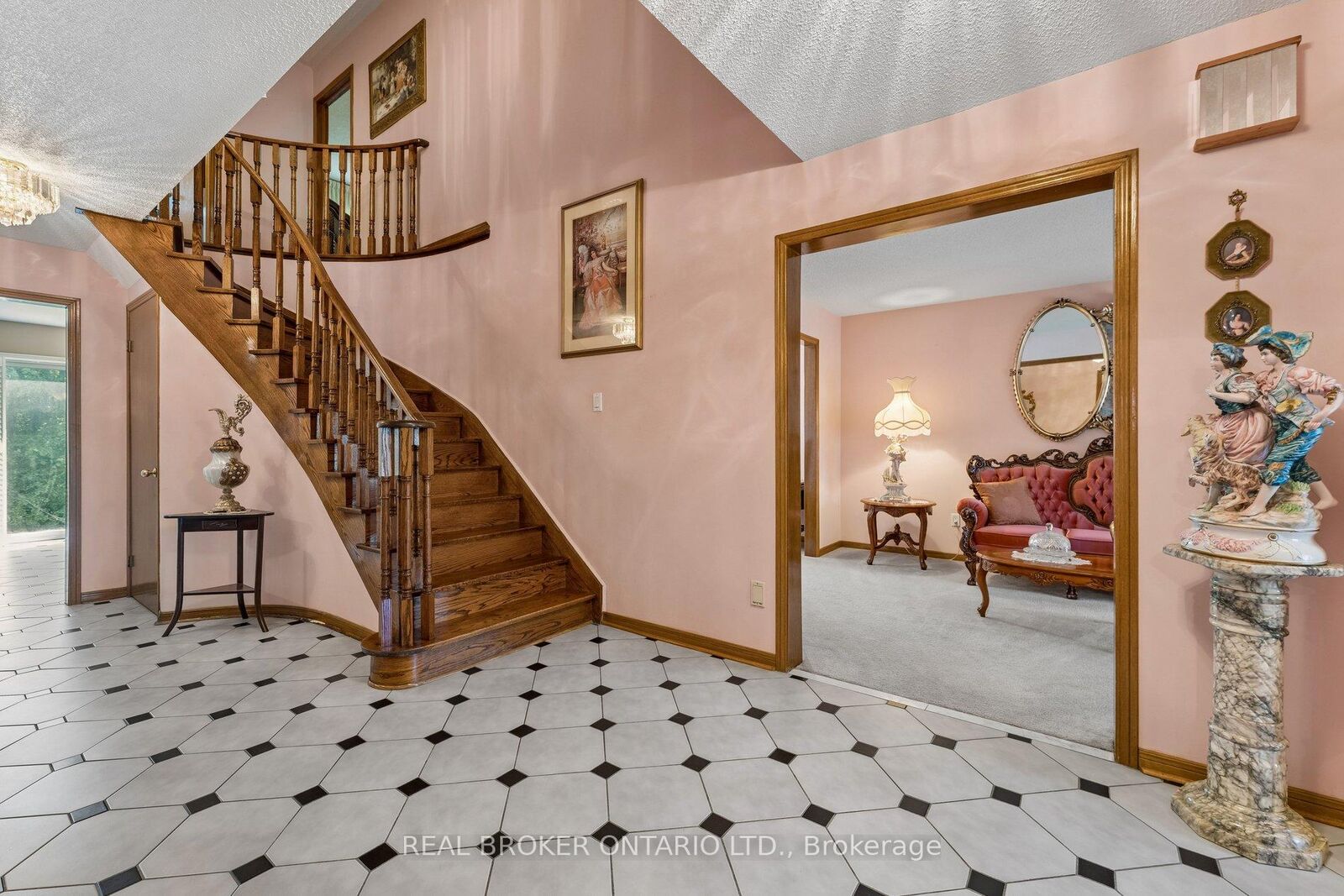 Property Photo: 102 Coronation Circle ON L6Z 4A7