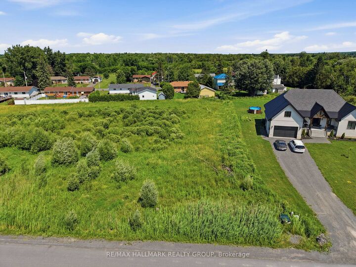 Property Photo:  208 Des Violettes Street  ON K0A 2A0 