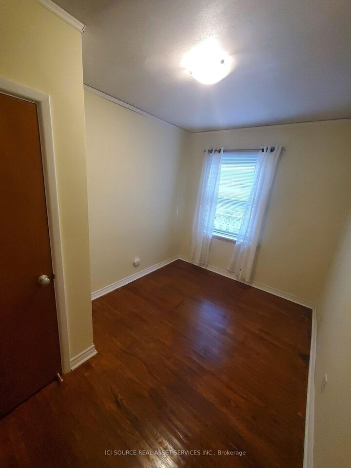 Property Photo:  412 Mountainview Drive Main Floor  ON L9T 1W2 