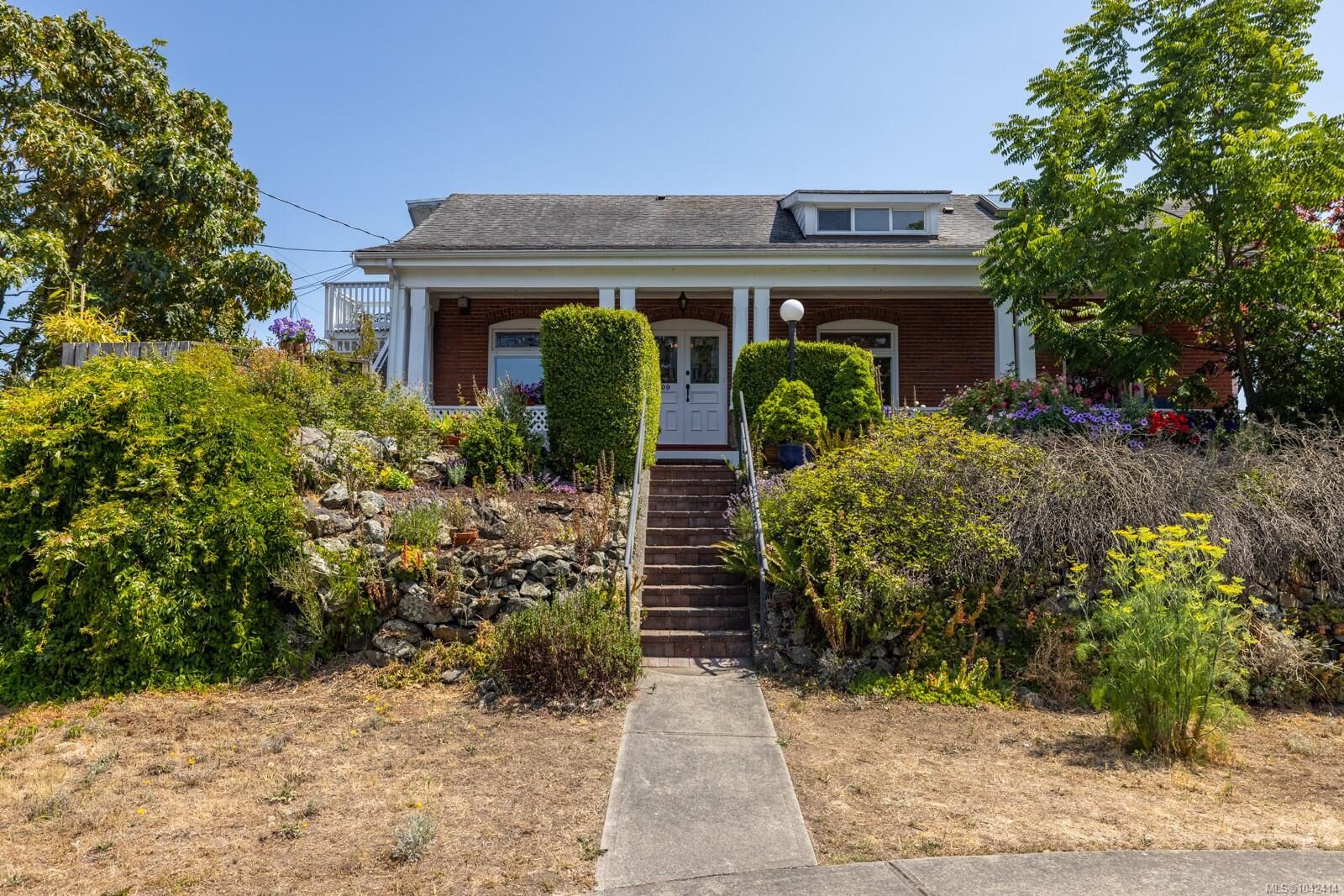 Property Photo: 609 Mary St BC V9A 3W4
