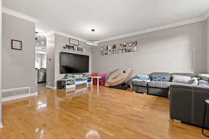 Property Photo: 33751 7 Avenue 106 BC V2V 7C2