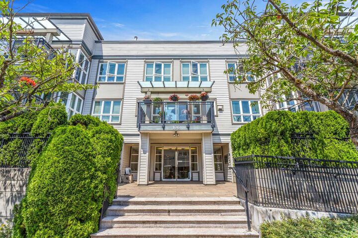 106 W Kings Road 403 — photo 1