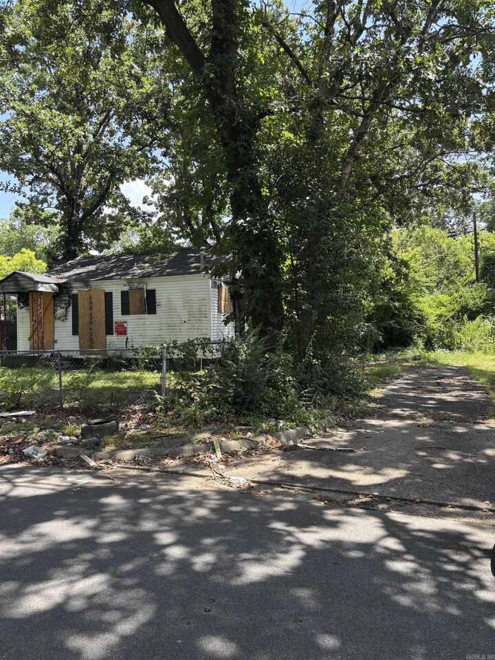 Property Photo:  2807 Madison Street  AR 72204 