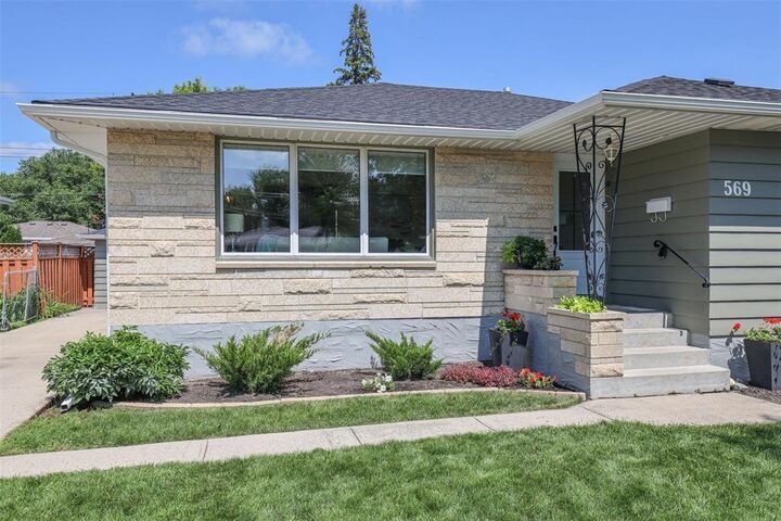 Property Photo:  569 Cedarcrest Drive  MB R2G 0E2 