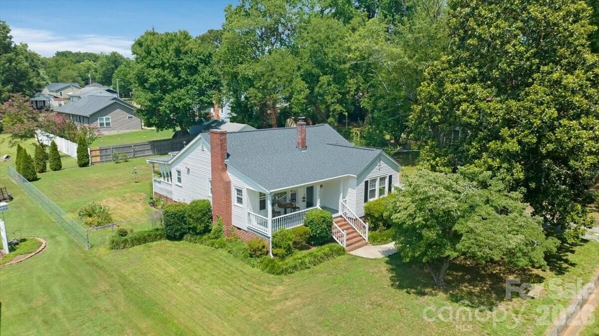 Property Photo:  810 Ashwood Street  NC 28081 