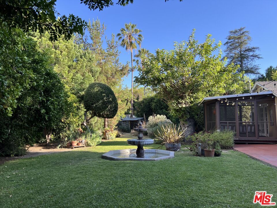 Property Photo:  13326 Bessemer St  CA 91401 