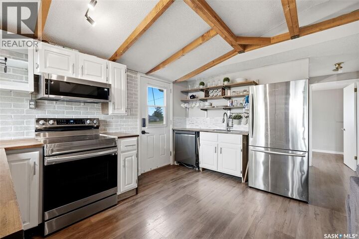 Property Photo:  213 Grove Avenue  SK S0G 4L0 