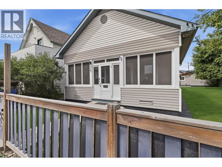 225 14 Avenue North — photo 1