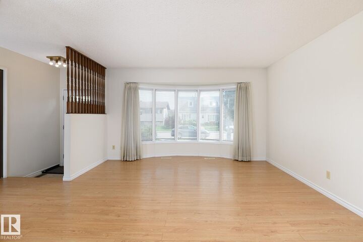 Property Photo:  18512 98 Avenue NW  AB T5T 3J5 