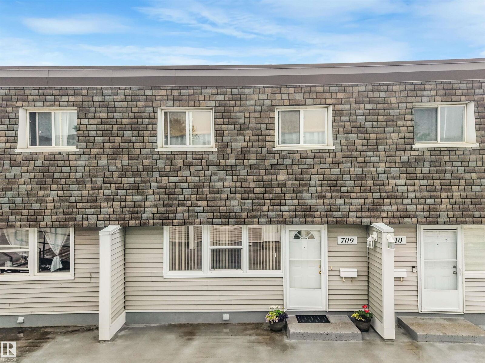 Property Photo:  709 Village On The Green Green NW  AB T5A 1H2 