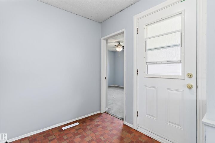 Property Photo:  6907 Delwood Road NW  AB T5C 3A6 