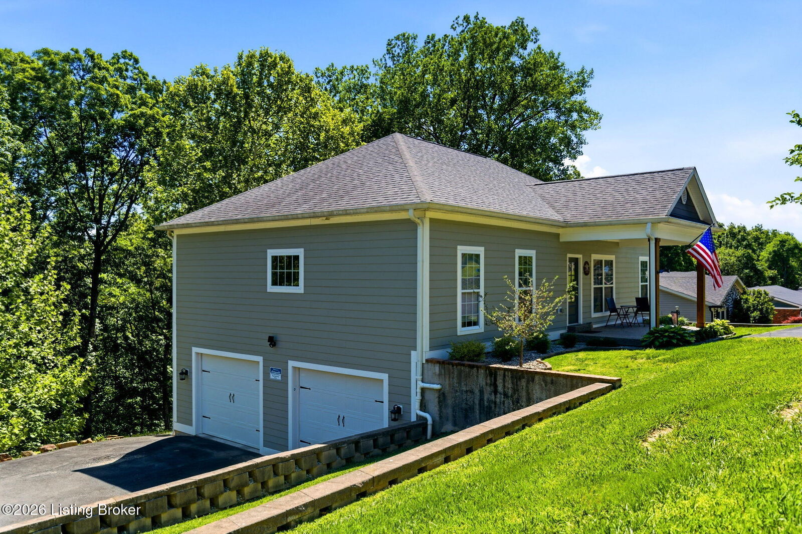 Property Photo: 2718 Windsor Forest Dr KY 40272